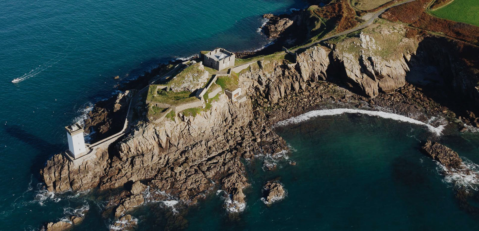 Phare sur la côte bretonne 