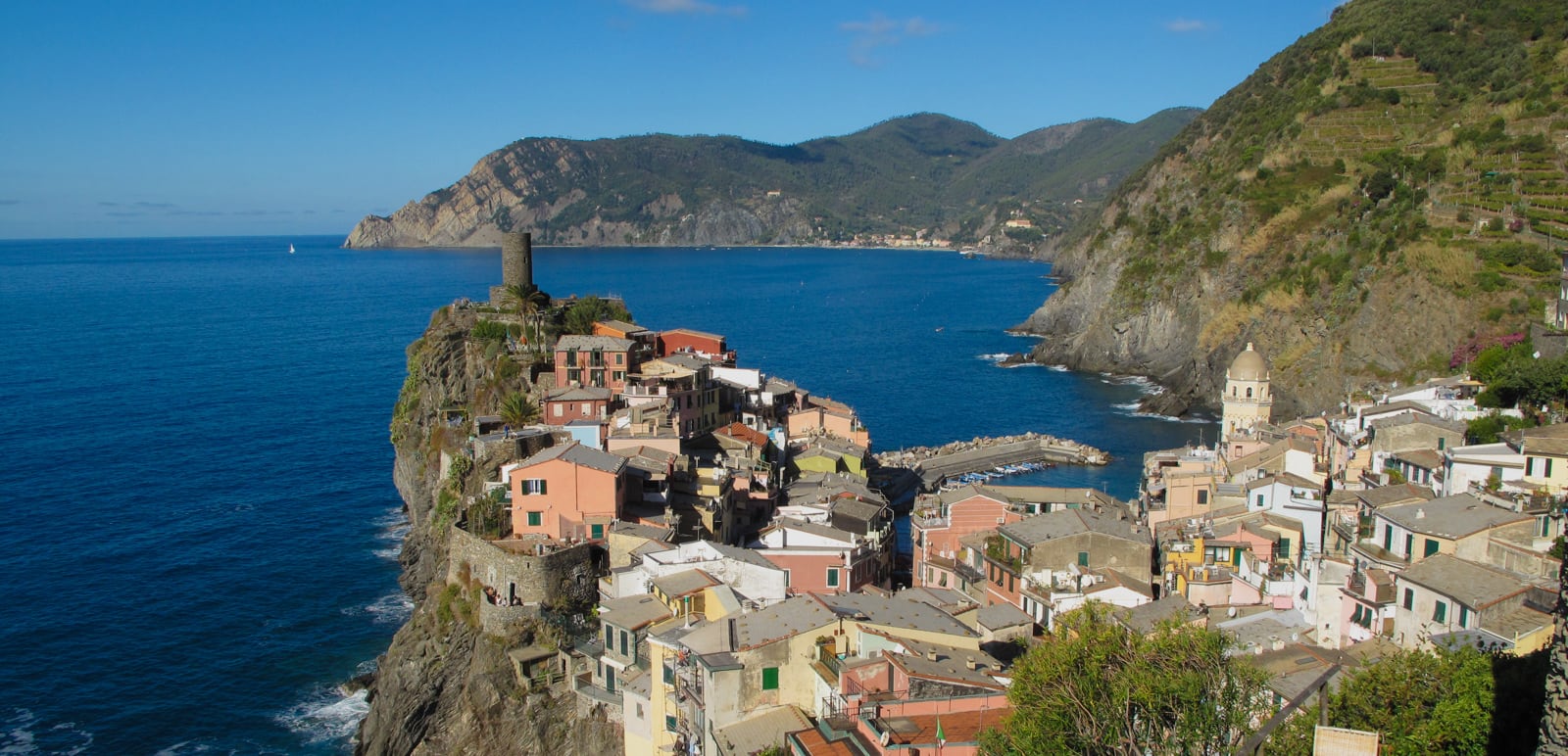 Village coloré des Cinque Terre sur la côte italienne - LRiou