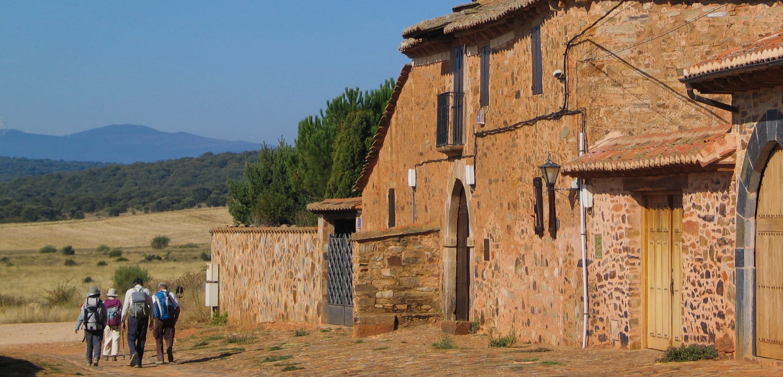 Randonneurs sur le Camino Francés près de la Meseta - BCourant