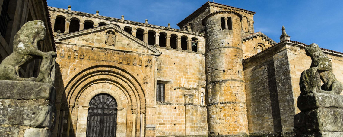 carlos - Fotolia.com Eglise de Santillana del Mar