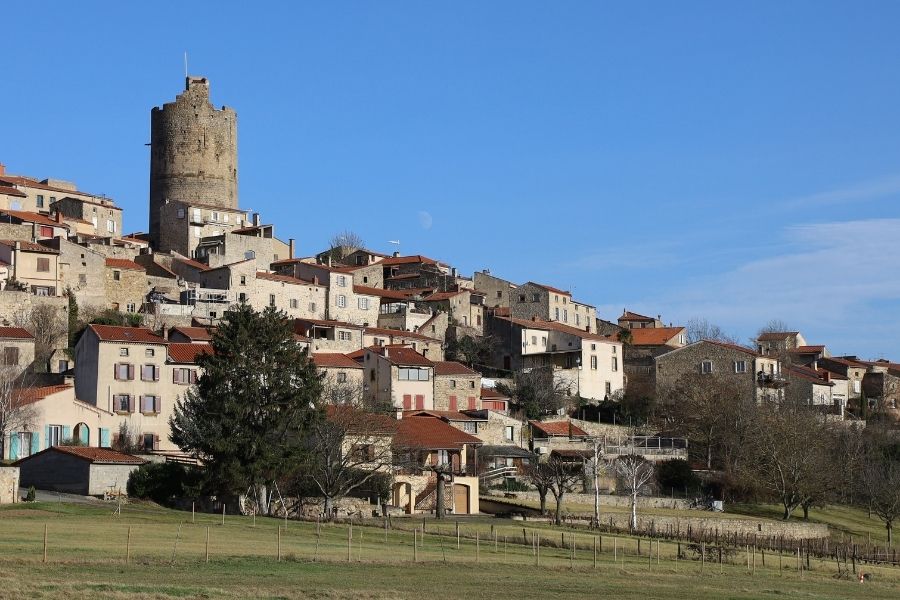 Village de Montpeyroux, puy de dôme, canva stock